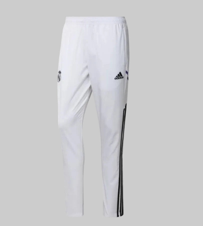 Pantalones de presentación Adidas Real Madrid Presentation Pants 2022/23 (Ref. HA2592) en color blanco con detalles en negro en la Historical Archive Boutique de Futbol90MX
