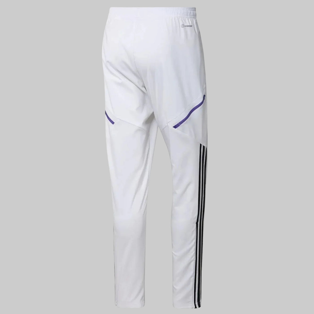 Vista posterior de los pantalones de presentación Adidas Real Madrid 2022/23 (Ref. HA2592) mostrando los cierres y el diseño técnico en Futbol90MX