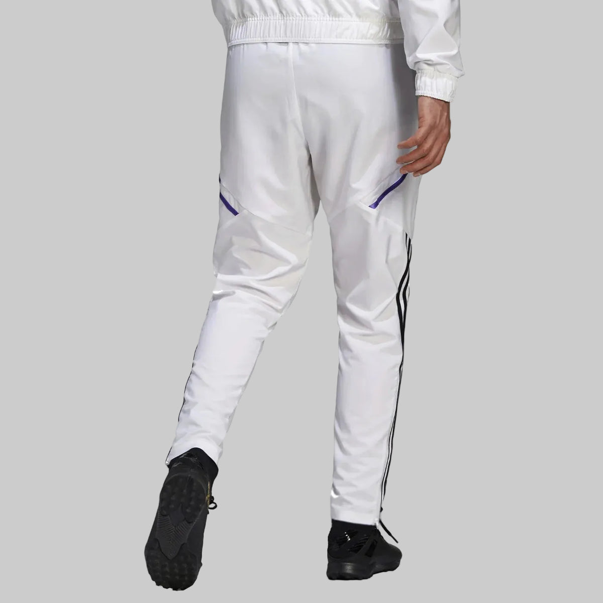 Vista posterior del modelo portando los pantalones de presentación Adidas Real Madrid 2022/23 (Ref. HA2592) en la Historical Archive Boutique de Futbol90MX