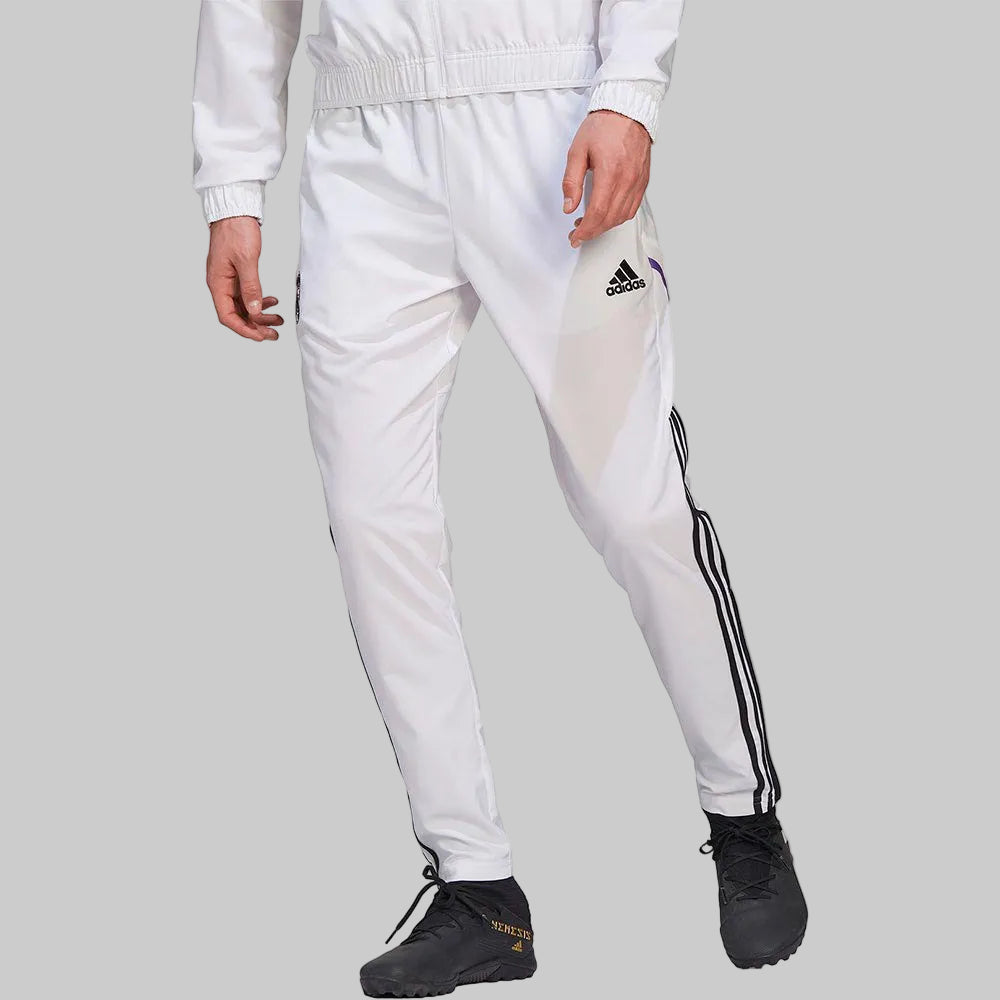 Vista frontal completa del modelo utilizando los pantalones de presentación Adidas Real Madrid 2022/23 (Ref. HA2592) en la Historical Archive Boutique de Futbol90MX