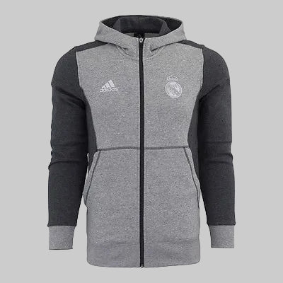 Primer plano frontal de la sudadera con capucha del Real Madrid 2015/16 (AA6880), destacando el escudo oficial del club y el logotipo de Adidas termosellados sobre el pecho, en Futbol90MX