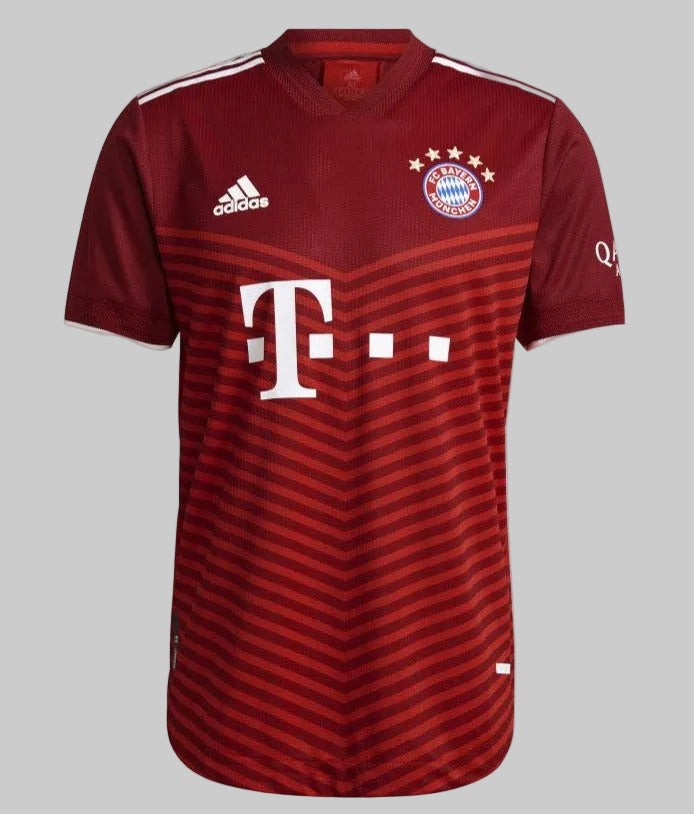 Primer plano de alta definición del pecho del jersey Authentic Match del Bayern Múnich UCL 2021-22 (GM5308), mostrando el logotipo de Adidas, el escudo termosellado y las cinco estrellas doradas de la Bundesliga, en Futbol90MX