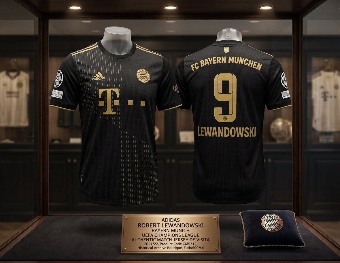 Exhibición estilo museo del Adidas FC Bayern Munich Authentic Match Away Jersey 2021/22 con dorsal de Robert Lewandowski, parches de UCL y placa conmemorativa de la Historical Archive Boutique de Futbol90MX (Código: GM5312)