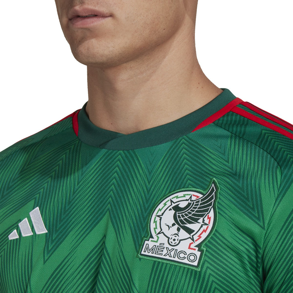 Detalle del nuevo escudo de la Selección Mexicana bordado en jersey verde 2022 Adidas HD6899 versión AEROREADY en Futbol90MX