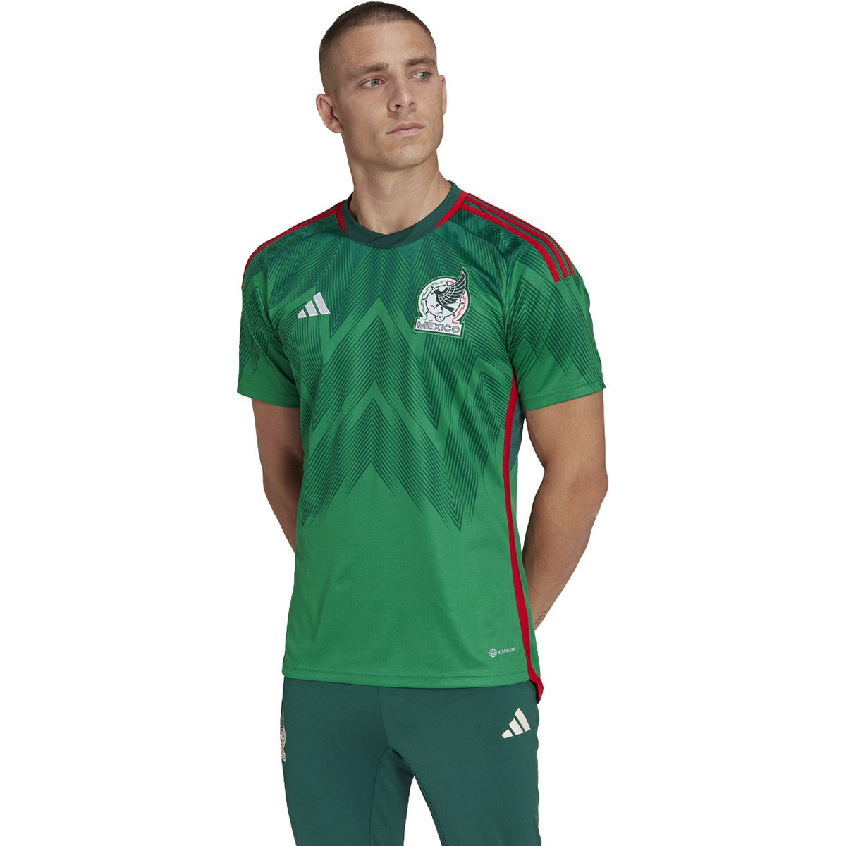 Patrón geométrico inspirado en el plumaje de Quetzalcóatl en los hombros del jersey México 2022 Adidas HD6899 en Futbol90MX