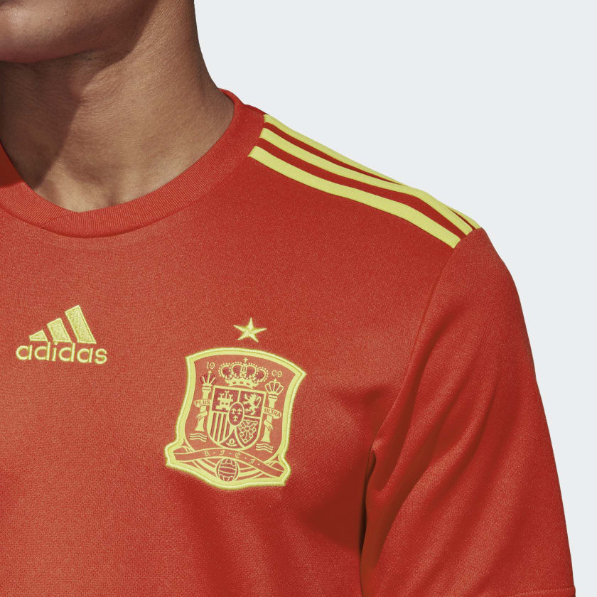 Escudo bordado de la RFEF con la estrella dorada de campeón del mundo sobre el jersey Adidas de España temporada 2018/19.