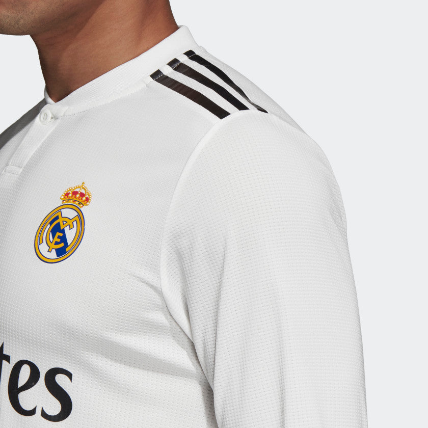 Acercamiento lateral mostando las 3 franjas aplicadas en los hombros y escudo Real Madrid, en el jersey Authentic Match UCL 2018-19 de Ramos 4.