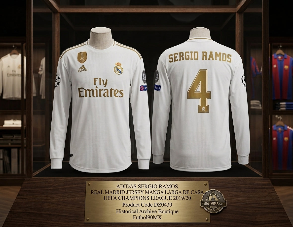 Exhibición de museo completa del jersey de local de manga larga del Real Madrid 2019/20 de Sergio Ramos, con código DZ0439, presentado en dos maniquíes de archivo con placa conmemorativa en Historical Archive Boutique Futbol90MX.