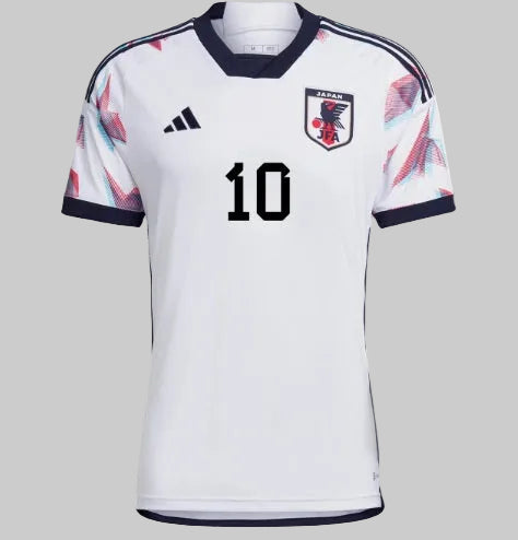 Vista frontal del Jersey de Visita de Japón 2022 en color blanco, destacando el escudo de la JFA y el dorsal número 10 de Takumi Minamino Adidas HF1844, en Futbol90MX
