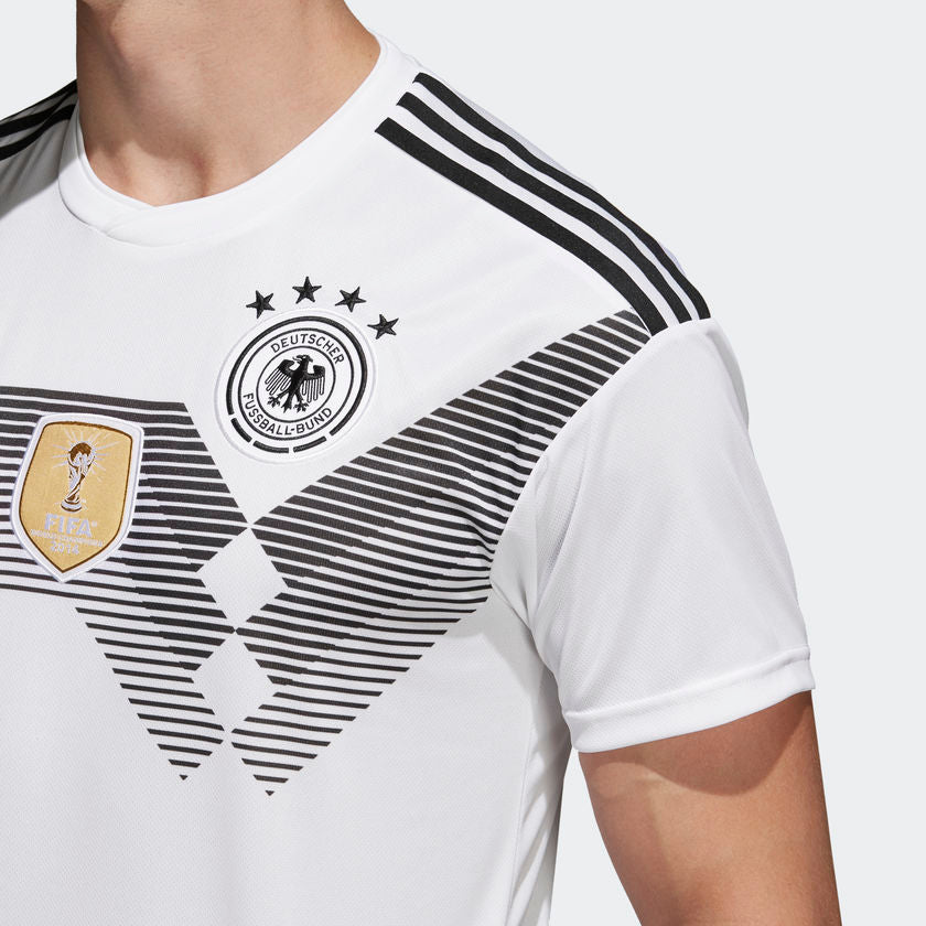 Escudo bordado de la DFB y parche FIFA World Champions 2014 original. Detalle de costuras y autenticidad Adidas código BR7843 verificado por Futbol90MX.