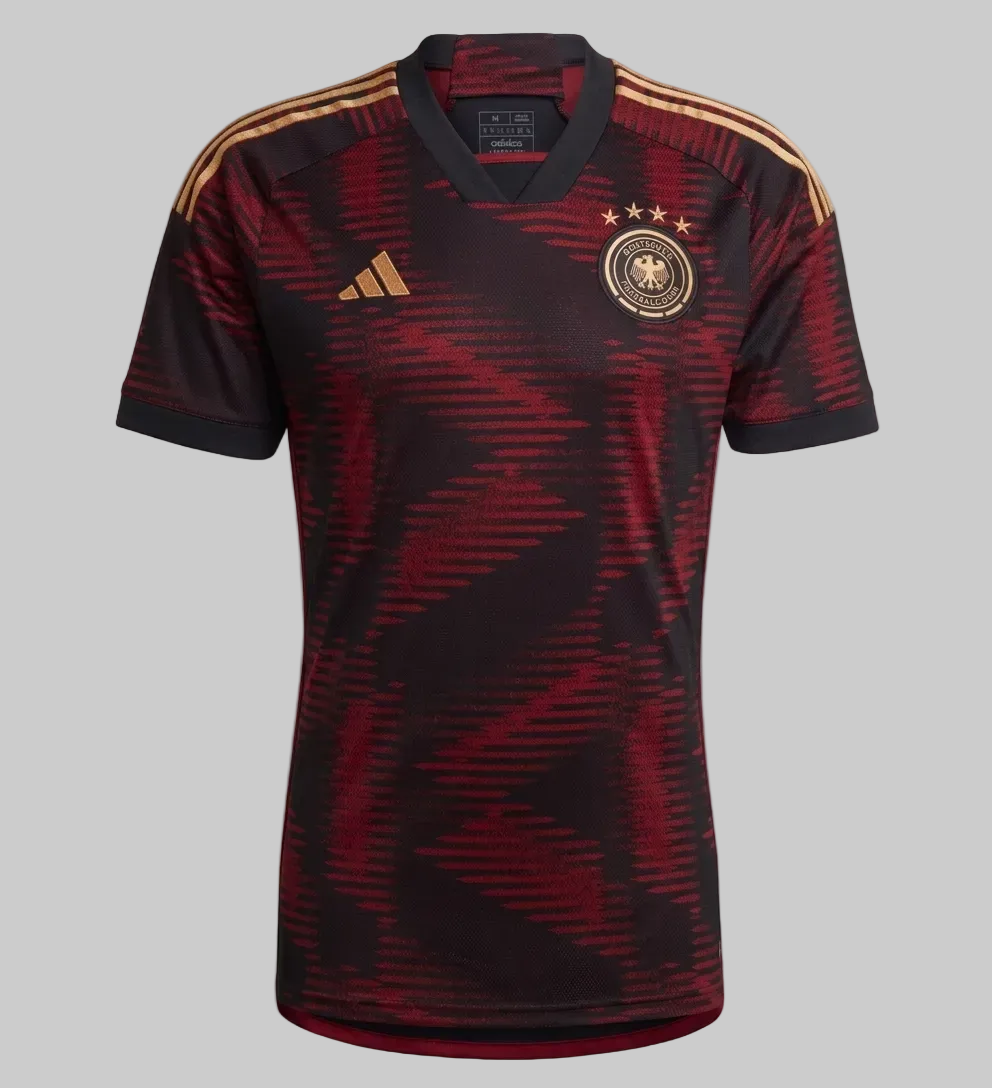 Vista frontal de la camiseta de visita de la Selección Alemana Qatar 2022 código HJ9604 mostrando el dorsal 13 en el pecho, stock Futbol90MX