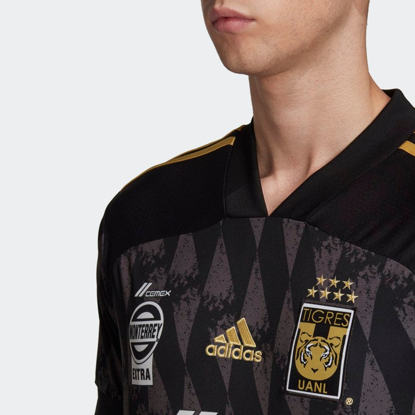Detalle del escudo bordado de Tigres UANL y el logotipo Adidas dorado en el jersey FI4746 de Futbol90MX.