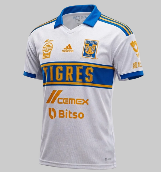 Vista lateral del Jersey Adidas Tigres UANL 2023 HT4210 mostrando el cuello tipo polo azul y las franjas de Adidas en los hombros. Calidad de archivo Historical Archive Boutique Futbol90MX