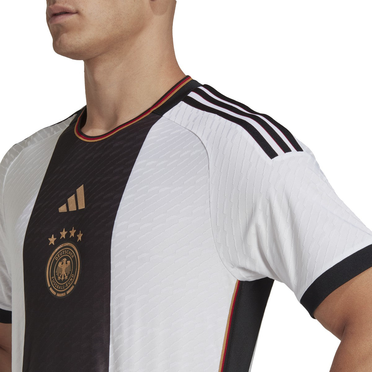 Acercamiento al tejido, escudo de Alemania y logo de Adidas aplicados en el Jersey Authentic Match de Alemania Local, tipografia de Kroos 8, Mundial 2022.