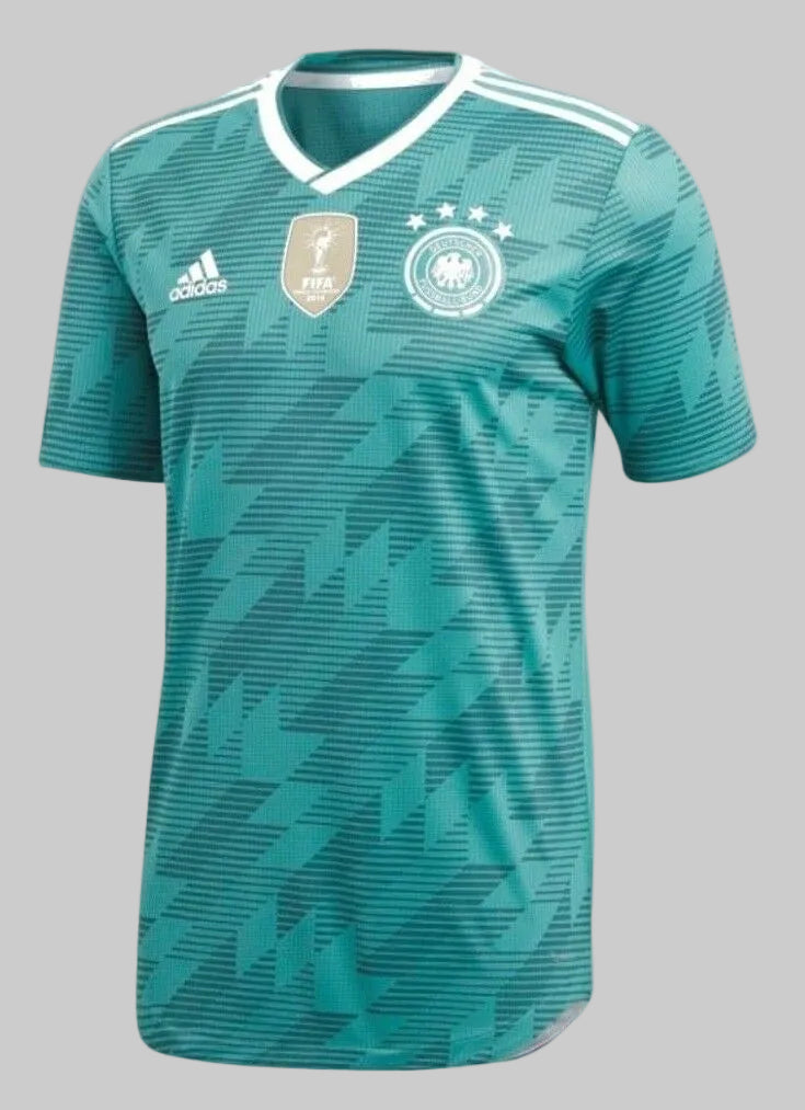 Vista frontal del jersey de visita de Alemania Rusia 2018, código BR3143, resaltando el color "EQT Green" con patrón gráfico dinámico y escudo DFB, stock Futbol90MX
