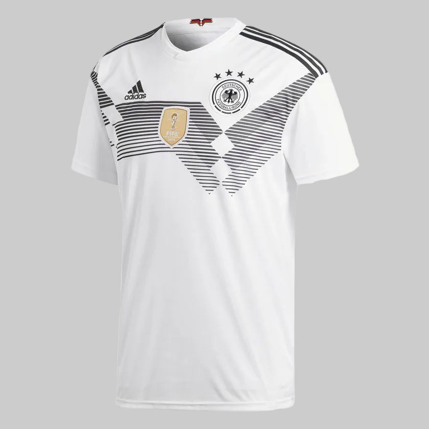 Jersey local Alemania 2018 Toni Kroos #8. Incluye parche oficial FIFA World Cup Russia 2018 y parche dorado de Campeón Mundial 2014. Calidad Deadstock NWT en Futbol90MX.