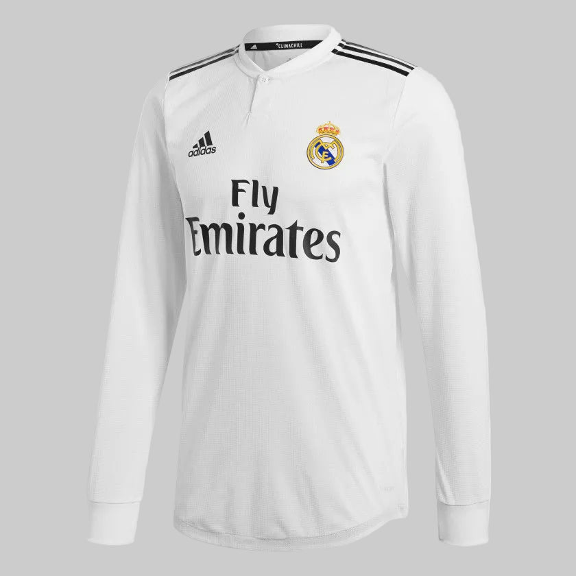 Vista frontal del jersey de local Real Madrid 2018/19, mostrando el escudo del club, el logo Adidas y el parche oficial de Campeón Mundial de la FIFA 2017. Calidad Authentic Match DQ0869.
