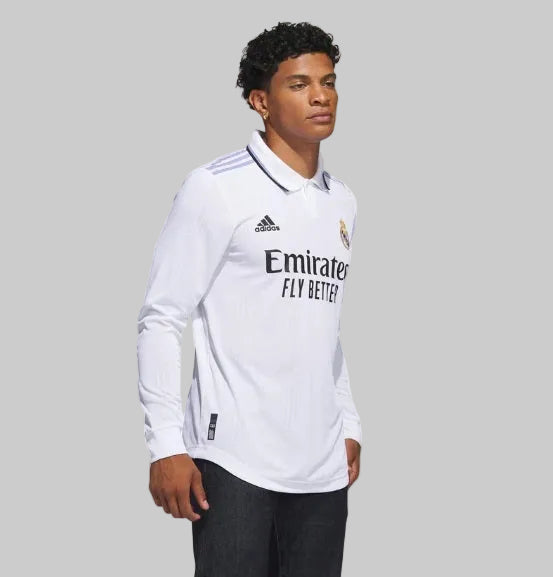 Vista lateral con diseño de manga larga y ajuste atlético de la camiseta Adidas Toni Kroos Real Madrid Authentic MAtch Manga Larga de Local UEFA Champions League 2022/23 (Ref. HA2665) en Futbol90MX.