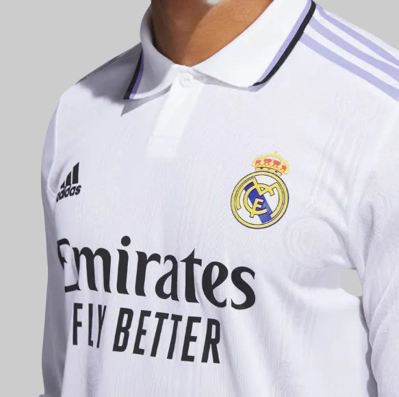 Primer plano del cuello polo y el escudo del Real Madrid en la camiseta Adidas Authentic Match Long Sleeve Home de Kroos UCL 2022/23 (Ref. HA2665) en Futbol90MX