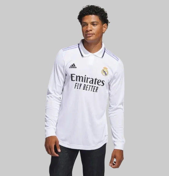 Modelo vistiendo la camiseta Adidas Real Madrid Authentic Match Long Sleeve Home UCL 2022/23 de Tony Kroos (Ref. HA2665) en Futbol90MX