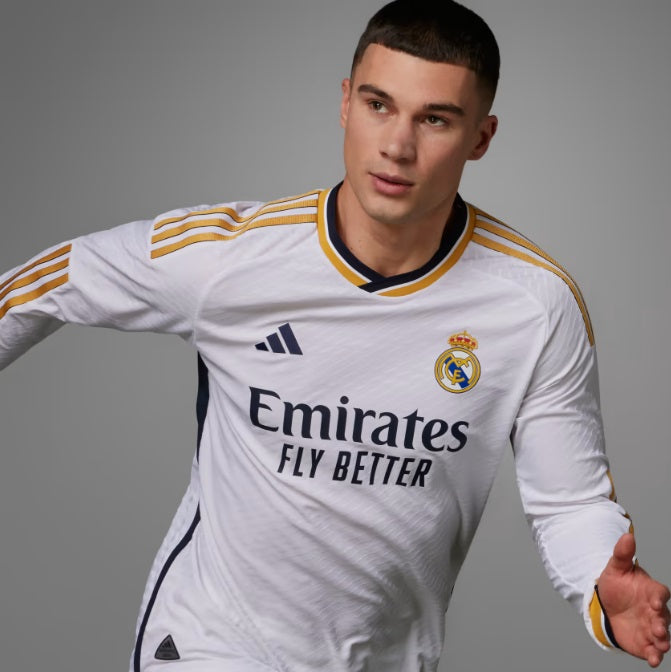 Plano medio de modelo luciendo el jersey Adidas Tony Kroos Real Madrid Authentic Match manga larga de casa UEFA Champions League 2023/24 (Ref. IA9978) stock Futbol90MX