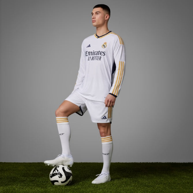 Vista frontal de cuerpo entero del uniforme Adidas Kroos Real Madrid Authentic Match manga larga Local UEFA Champions League 2023/24 (Ref. IA9978) en Futbol90MX