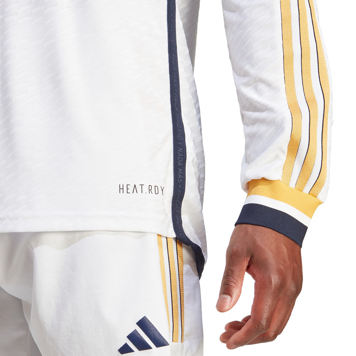 Primer plano del dobladillo inferior y la tecnología de ventilación HEAT.RDY en el jersey Adidas Tony Kroos Real Madrid Authentic Match Manga Larga Local UCL 2023/24 (Ref. IA9978) en Futbol90MX.