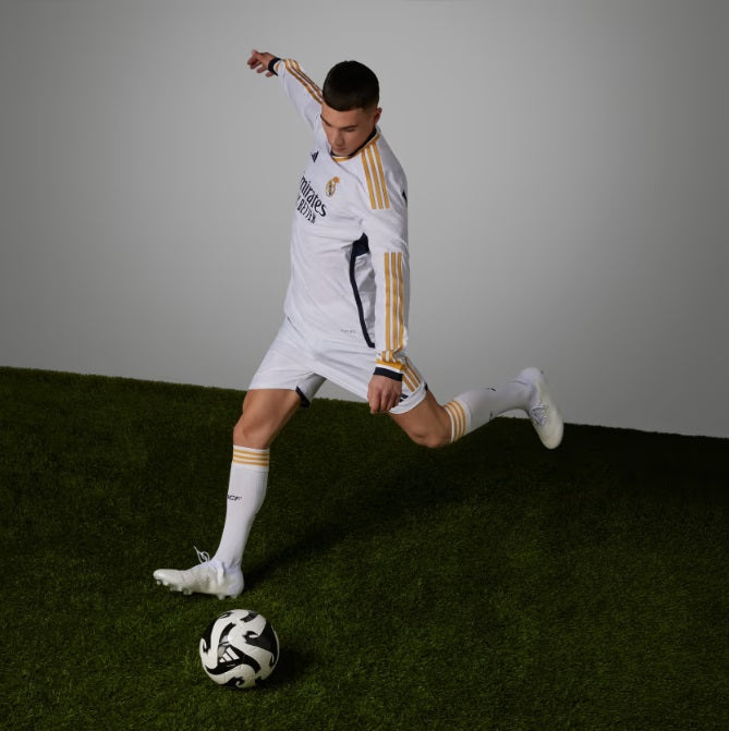Modelo en acción de juego portando el uniforme completo de manga larga Adidas Tony Kroos Real Madrid Authentic Match local UEFA Champions League 2023/24 (Ref. IA9978) en Futbol90MX