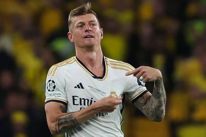 Toni Kroos durante un partido de UEFA Champions League portando el jersey de local Real Madrid 2023/24 (Ref. IA9978) en Futbol90MX