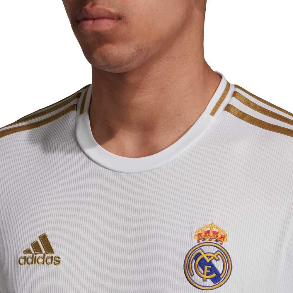 Vista cercana del cuello redondo y los detalles metálicos dorados en los hombros del jersey Adidas Real Madrid 2019/20 UCL (DZ0439) de Toni Kroos, certificado por Futbol90MX.