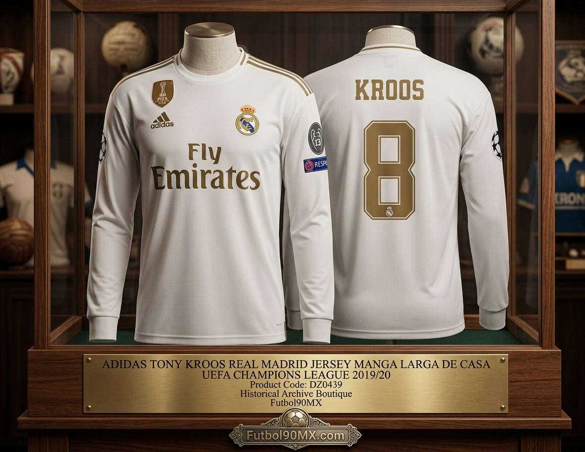 Exhibición de museo de nivel élite del jersey de local de manga larga del Real Madrid UEFA Champions League 2019/20 de Toni Kroos (Código DZ0439), presentado en una vitrina de caoba con placa conmemorativa en Futbol90MX.
