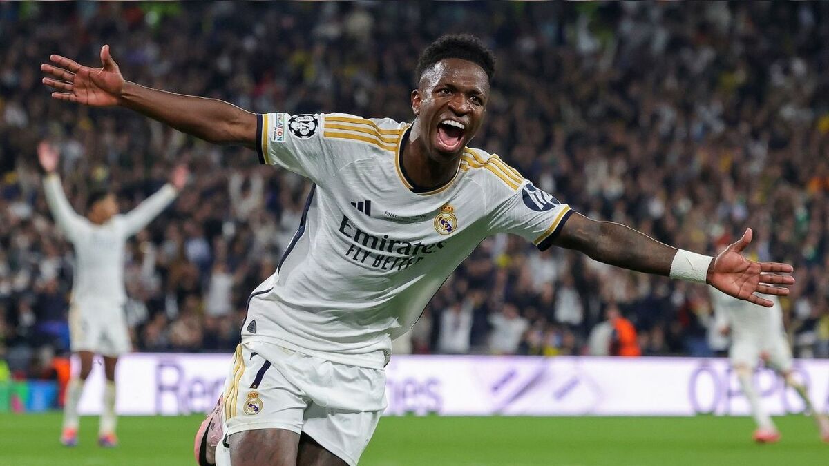 Vinícius Júnior celebrando gol en la UEFA Champions League luciendo el jersey de casa del Real Madrid 2023/24 en Futbol90MX