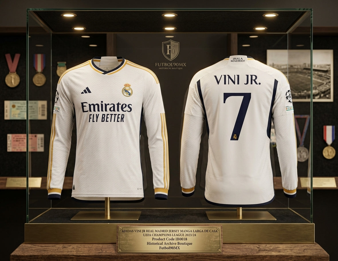 Exhibición museográfica del jersey Adidas Vini Jr Real Madrid UEFA Champions League de manga larga de casa 2023/24 (Ref. IB0018) en la Historical Archive Boutique de Futbol90MX