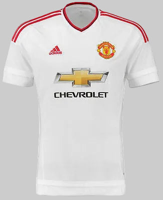 Close-up del escudo del Manchester United y logo Adidas en el jersey 2015/16, mostrando el parche oficial de la Premier League en la manga. Estado de conservación AI6363, stock Futbol90MX
