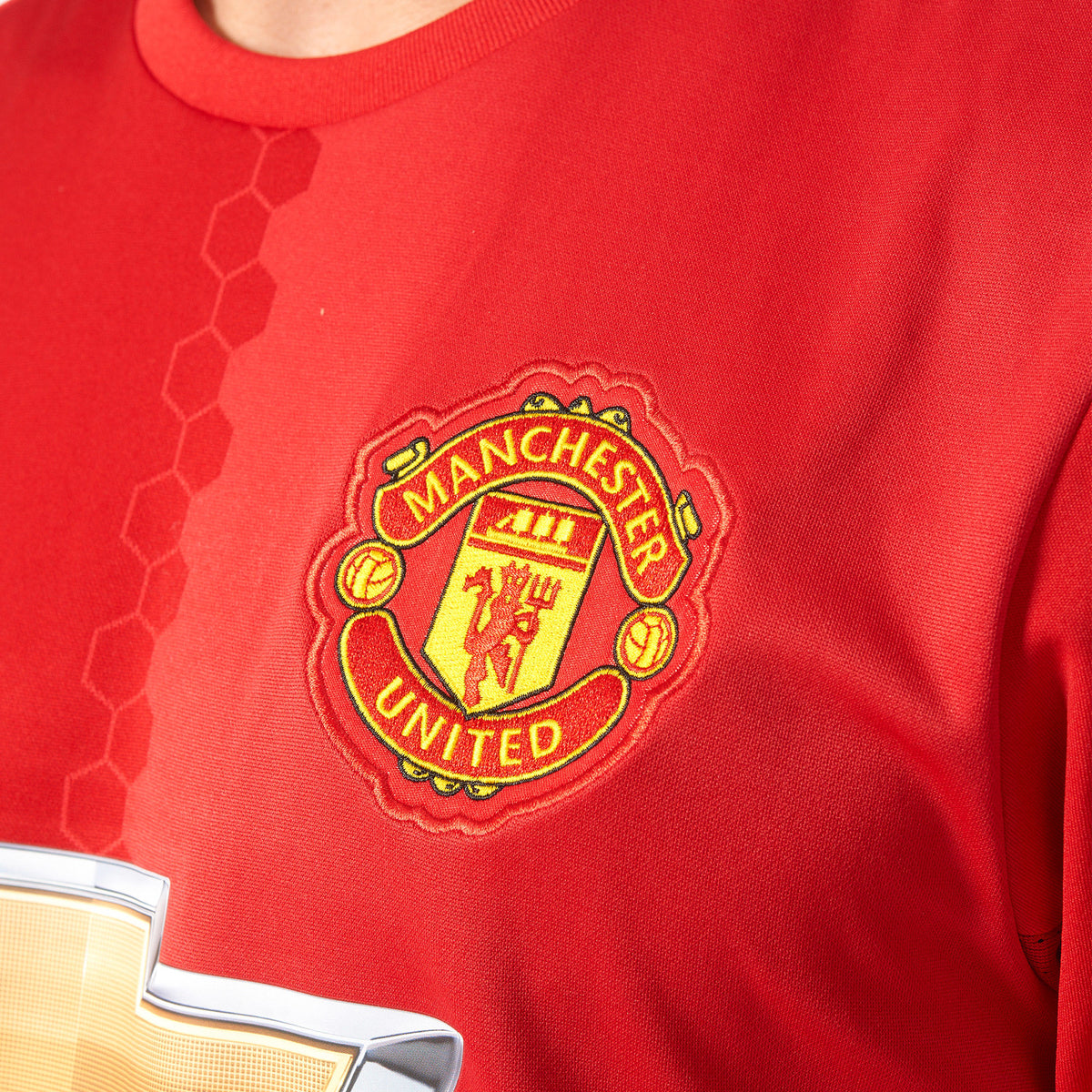 Detalle del escudo bordado del Manchester United en el jersey manga larga local 2016/17 de Ibrahimovic (Ref. AI6718) en Futbol90MX