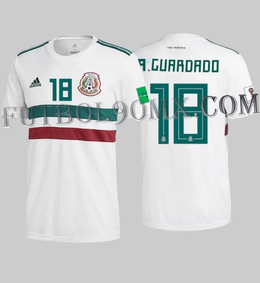 Vista dual del jersey adidas de visita México Mundial 2018, personalización 'A. GUARDADO 18' con tipografía mundialista y parches FIFA, codigo BQ4689, disponible en Futbol90MX