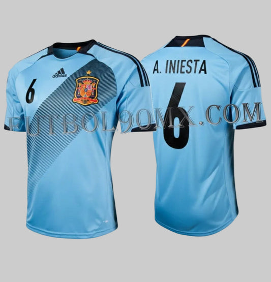 Detalle posterior del jersey con el nombre 'A. INIESTA' y el número '6' en tipografía oficial Adidas de la Euro 2012, fabricado en polímero de alta densidad con micro-perforaciones láser.