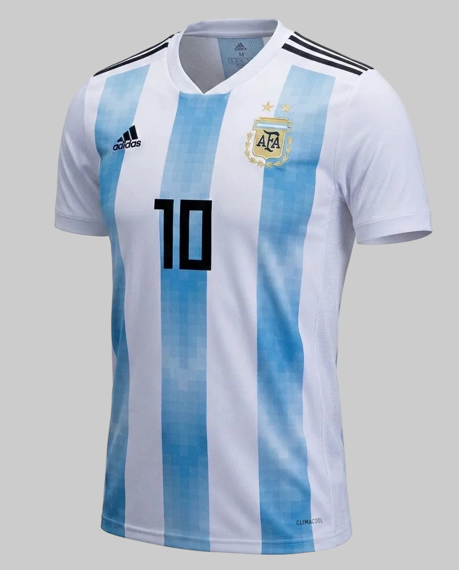 Jersey local Argentina 2018 Adidas Messi #10 original, código BQ9324. Vista frontal con diseño pixelado vanguardista y escudo AFA bordado. Calidad Historical Archive Boutique.