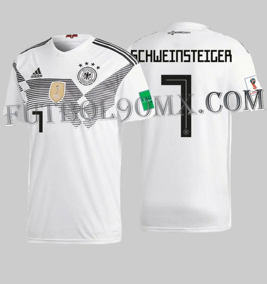 Jersey de local con dorsal oficial SCHWEINSTEIGER #7 y parches del torneo para el jersey de Alemania 2018 BR7843. Estampado en vinilo térmico de alta fidelidad, grado de conservación 10/10 para el Archivo Histórico de Futbol90MX.
