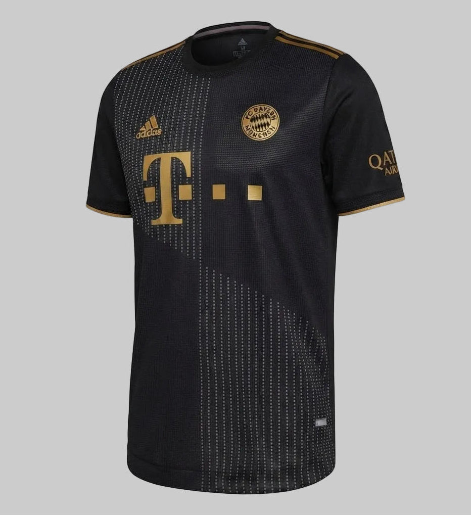 Toma en ángulo frontal del Adidas FC Bayern Munich Authentic Match Away Jersey 2021/22 mostrando el detalle del patrocinador de manga Qatar Airways y el ajuste atlético profesional (Código: GM5312) en Futbol90MX.
