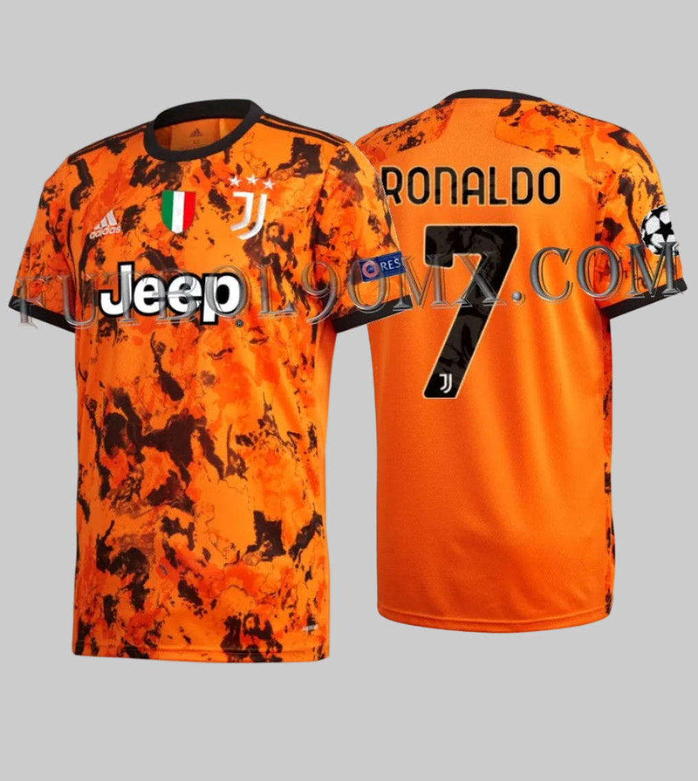 Vista combinada frontal y posterior del Jersey Tercero de la Juventus UEFA Champions League 2020/21 (Ref. GE4856) con la personalización de Cristiano Ronaldo 7 en la Historical Archive Boutique de Futbol90MX