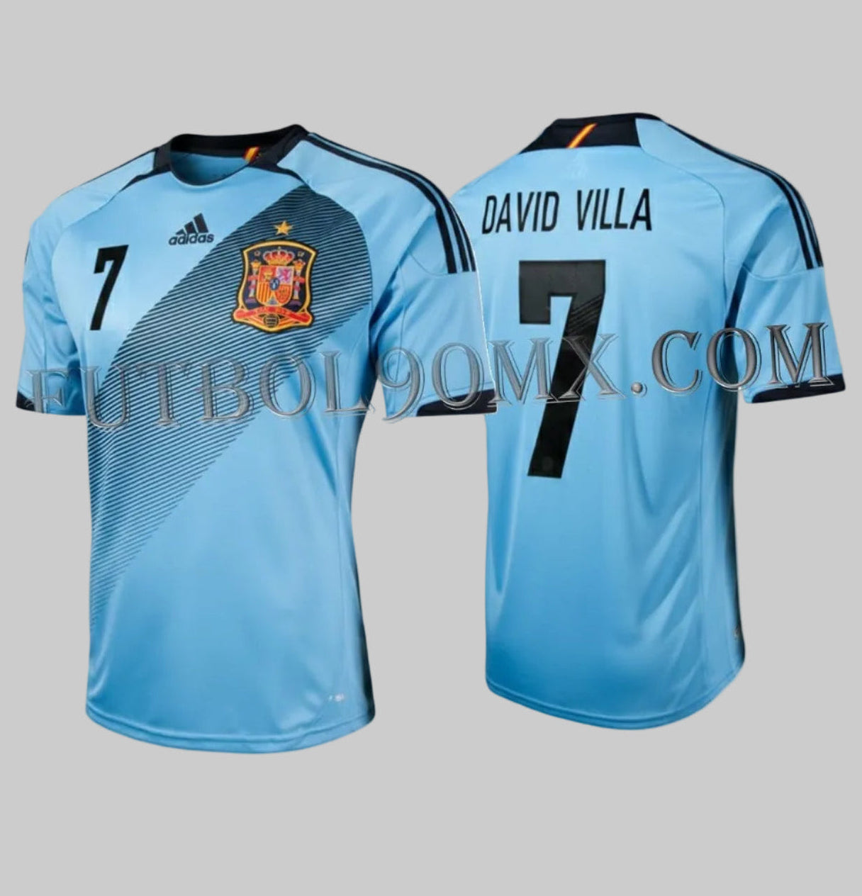 Vista frontal del jersey oficial Adidas de España visita 2012/13 en azul celeste, presentando el dorsal frontal #7 de David Villa y la banda diagonal negra característica de la época.