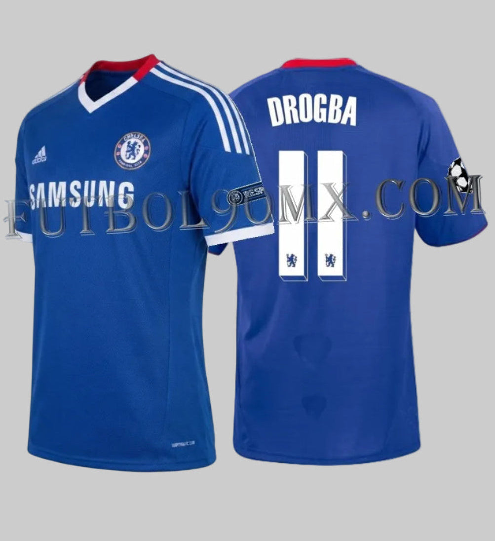 Vista dual del jersey Adidas de local Chelsea FC UEFA Champions League 2010/11 con la personalización oficial "DROGBA" y número "11" en blanco, incluyendo detalles técnicos de alta calidad, codigo P95900, disponible en Futbol90MX