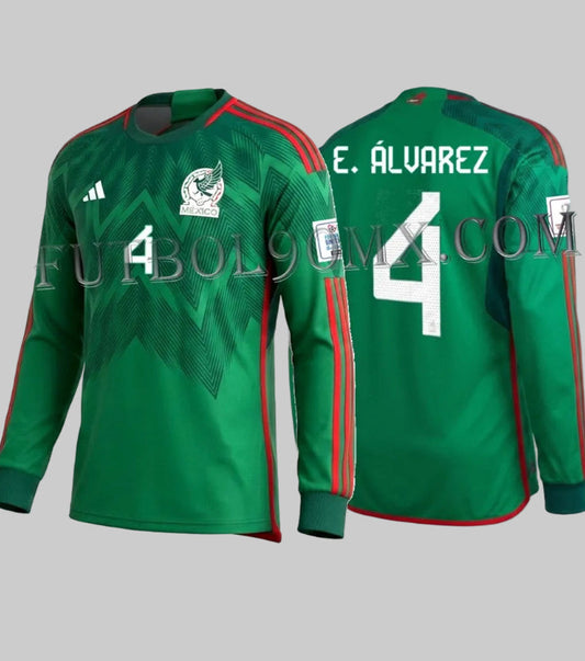 Vista frontal y posterior en ángulo del jersey de fútbol Adidas de la Selección de México versión local manga larga para el Mundial 2022, personalizado con el nombre E. ÁLVAREZ y el número 4 en tipografía blanca oficial de la FIFA en Futbol90MX codigo HE8850