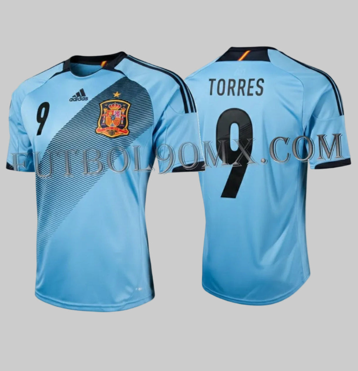 Vista frontal del jersey Adidas España visita 2012/13 en azul celeste, con dorsal #9 de Fernando Torres y banda diagonal negra, estado Deadstock de archivo.