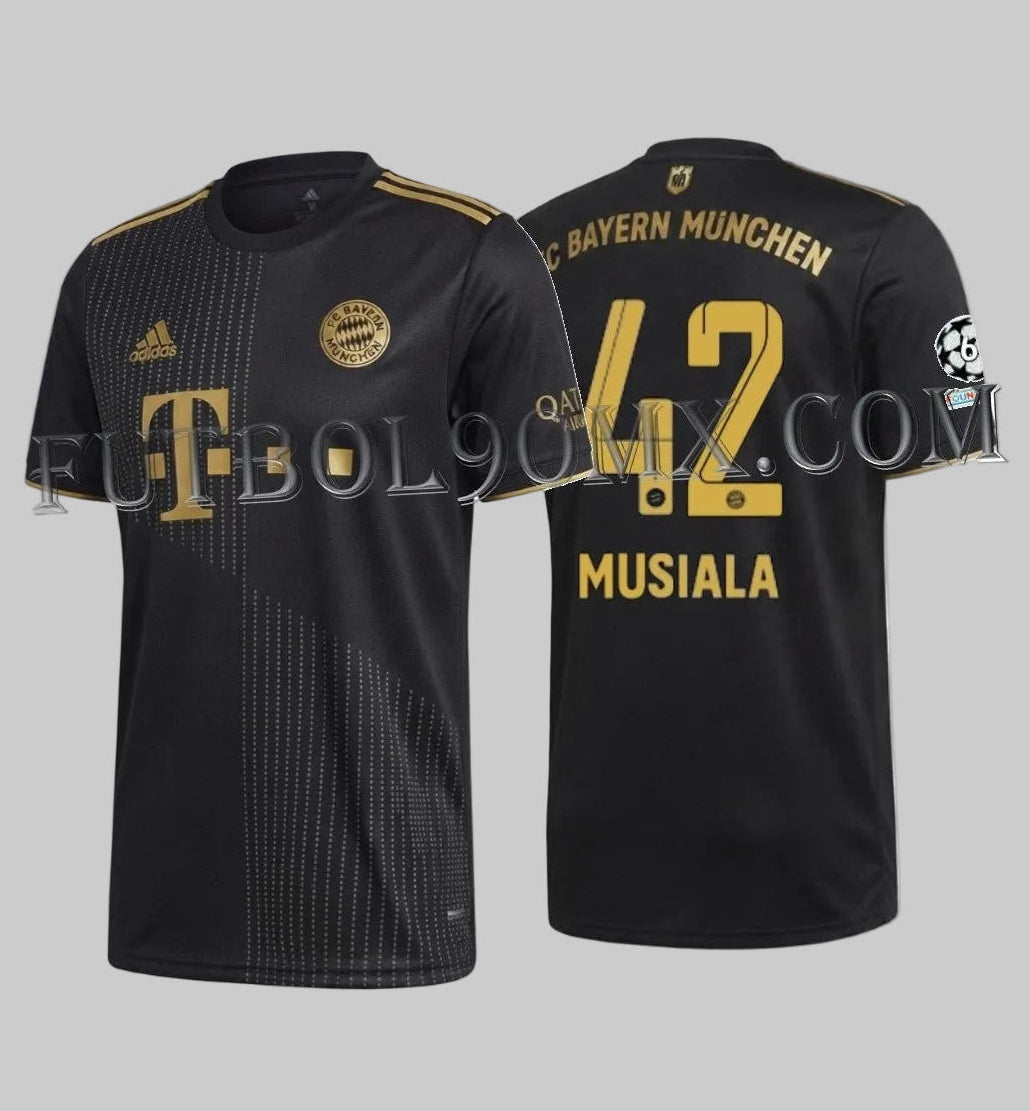 Vista dual del jersey de visita del Bayern Múnich 2021/22 con el nombre y número 42 de Jamal Musiala y parches oficiales de la Champions League, codigo adidas GM5317, disponible en Futbol90MX
