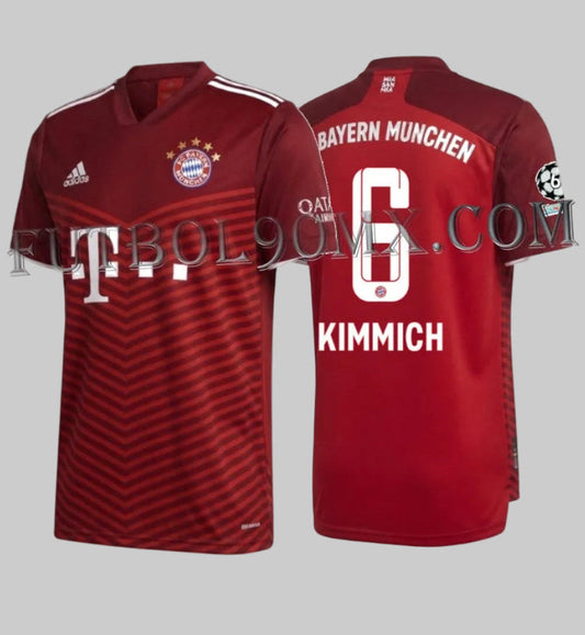 Vista combinada frontal y trasera del jersey de local Adidas del FC Bayern München 2021/22 con personalización de Joshua Kimmich #6. El frente muestra el patrón de chevrón burdeos y el logo de T-Mobile. La espalda muestra el dorsal blanco de Kimmich #6, el nombre y los parches de la Champions League, Codigo GM5313, disponible en Futbol90MX.