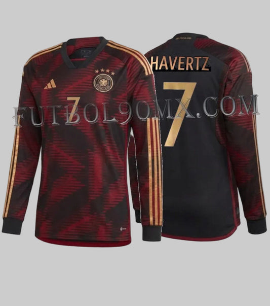 Vista dual del Jersey Alemania 2022 de visita manga larga de Kai Havertz, pieza Deadstock original, codigo Adidas HF1466 en nuestra Historical Archive Boutique, Futbol90MX."
