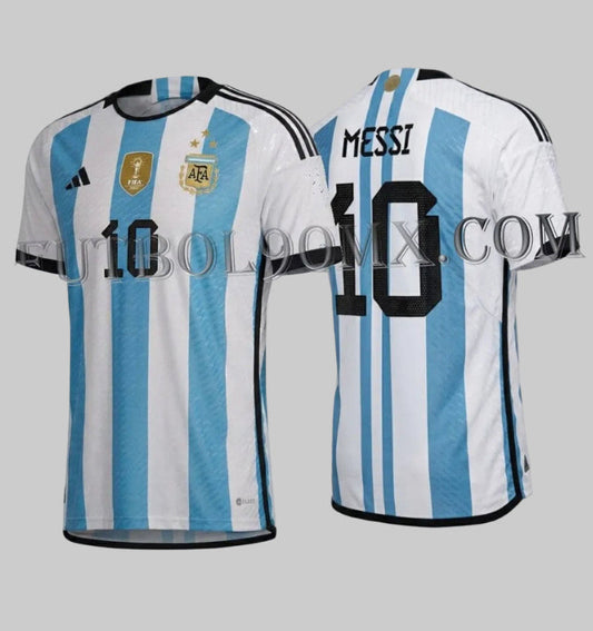 Jersey auténtico de juego de Argentina Mundial 2022, versión campeón del mundo, con el nombre y número 10 de Lionel Messi, vista frontal y posterior, producto original de archivo, codigo IV5786 en Futbol90MX.