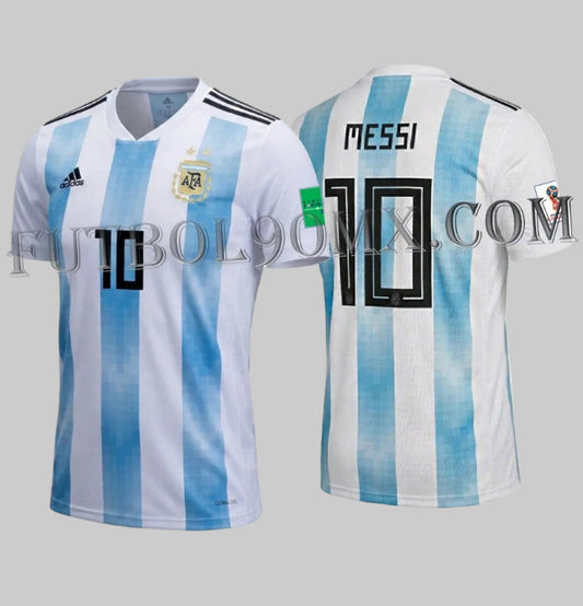 Dorsal oficial de Lionel Messi número 10 en tipografía de bloque negro, Jersey Argentina Mundial Rusia 2018. Detalle de autenticidad en numeración para coleccionistas.